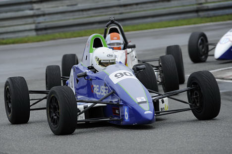 Elliot Winther formåede at vinde føre begge Formel Ford-løb på Padborg Park, men Jesper K. Egebart og Mikkel C. Johansen (skjult) endte med at dele sejrene mellem sig.